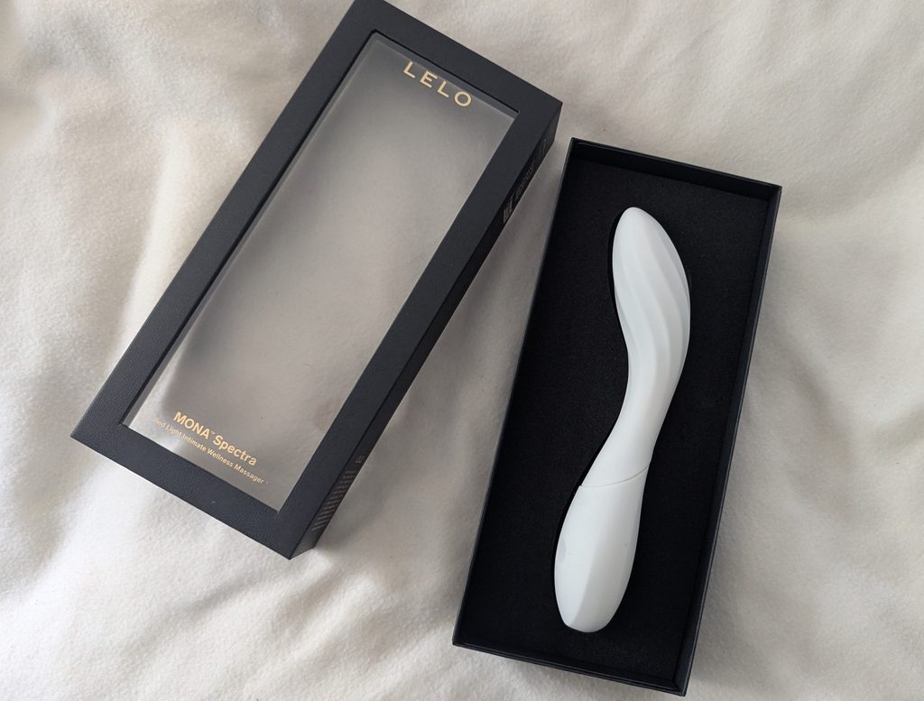 LELO Mona Spectra Review: A Vibrator With LED Light Therapy